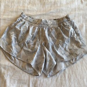 Lululemon Hotty Hot shorts 4”